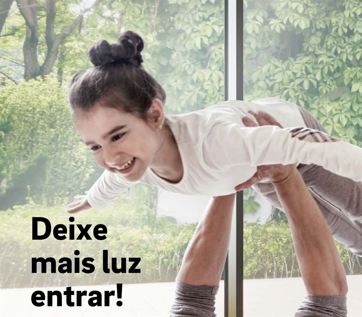 Família em sala iluminada com janela SLINOVA X