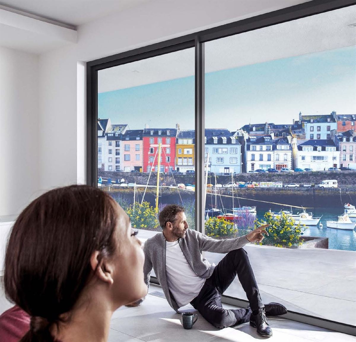 Sala com grande porta de correr SLINOVA X e vista para o porto